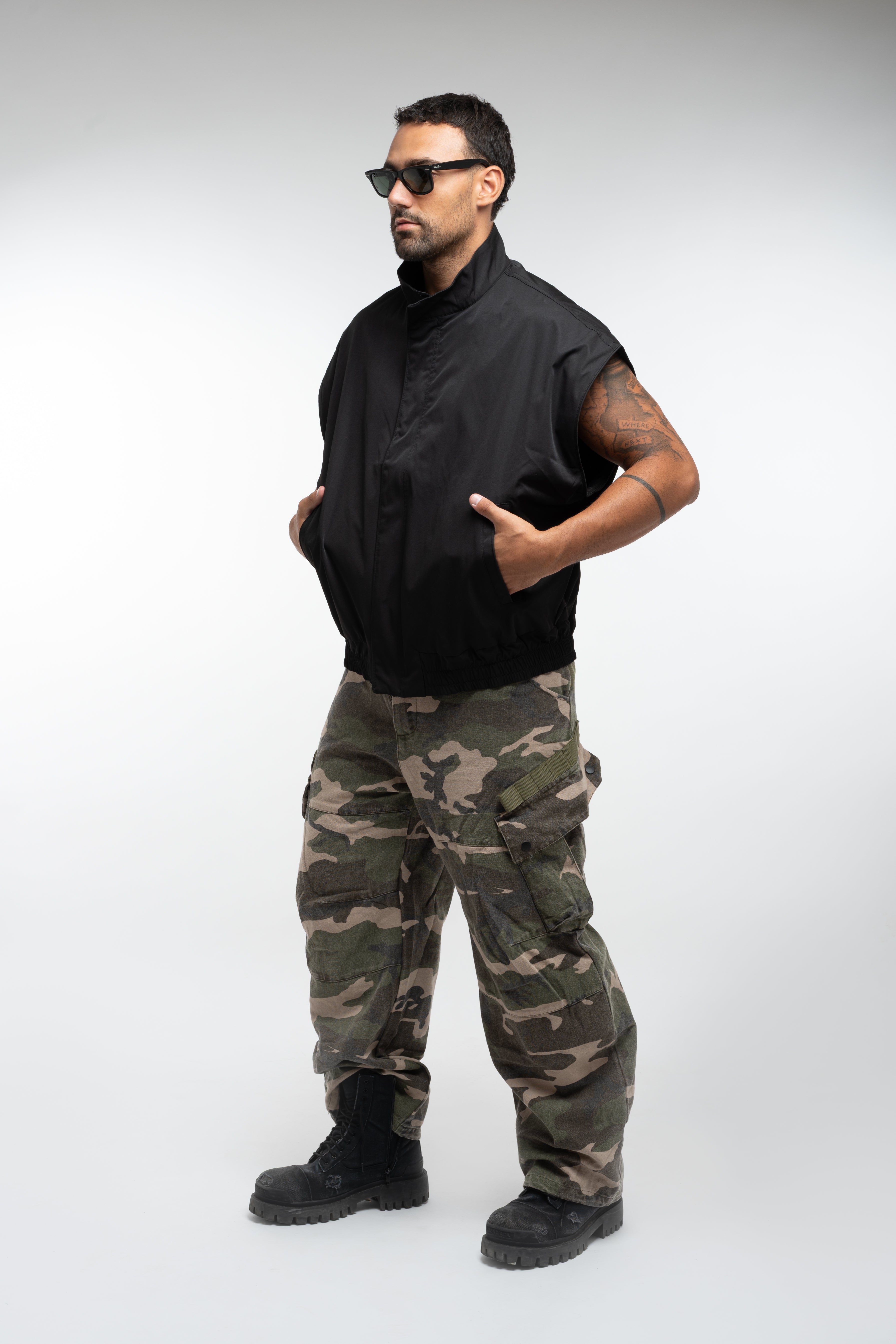 DISTRICT SLEEVELESS JACKET