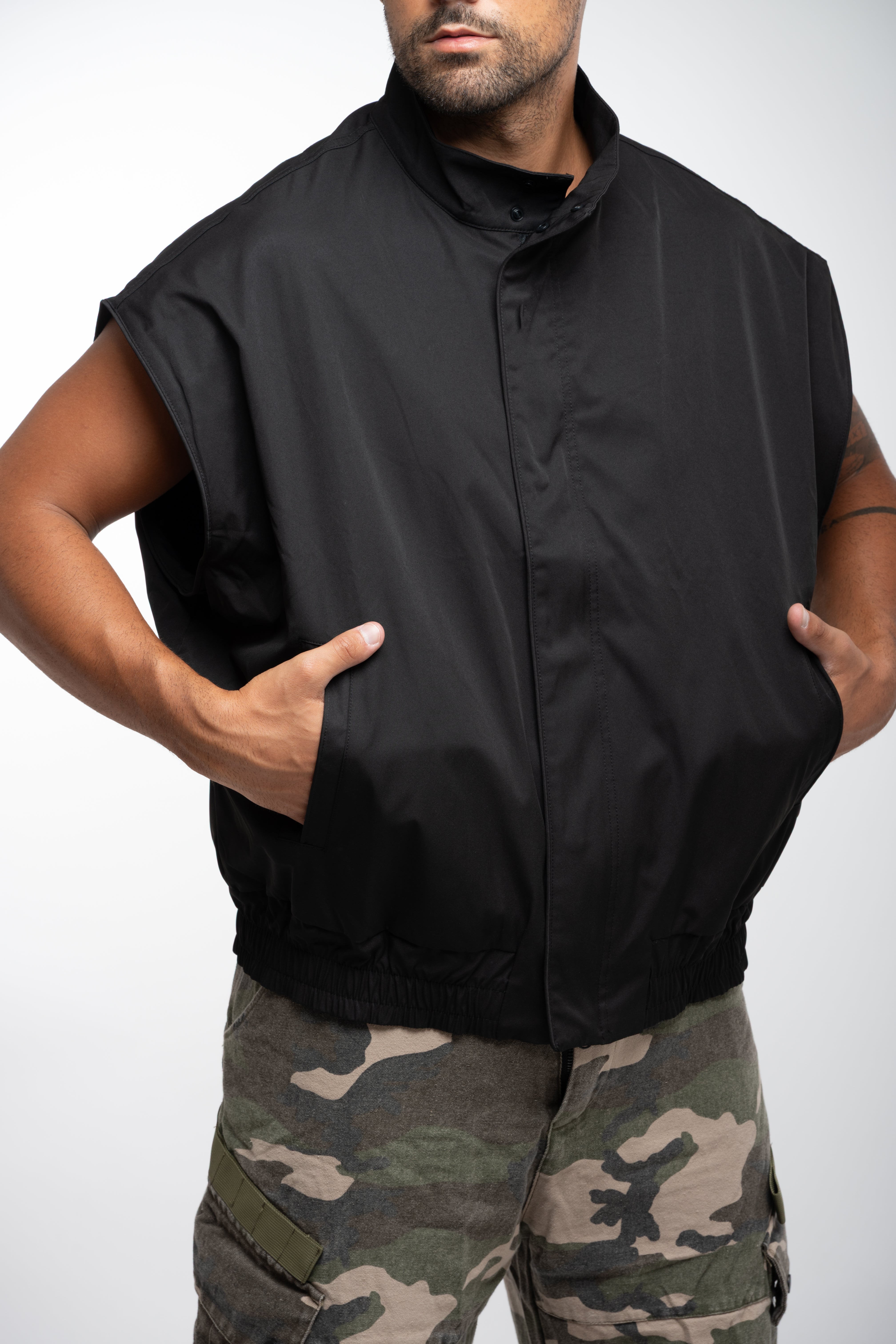 DISTRICT SLEEVELESS JACKET