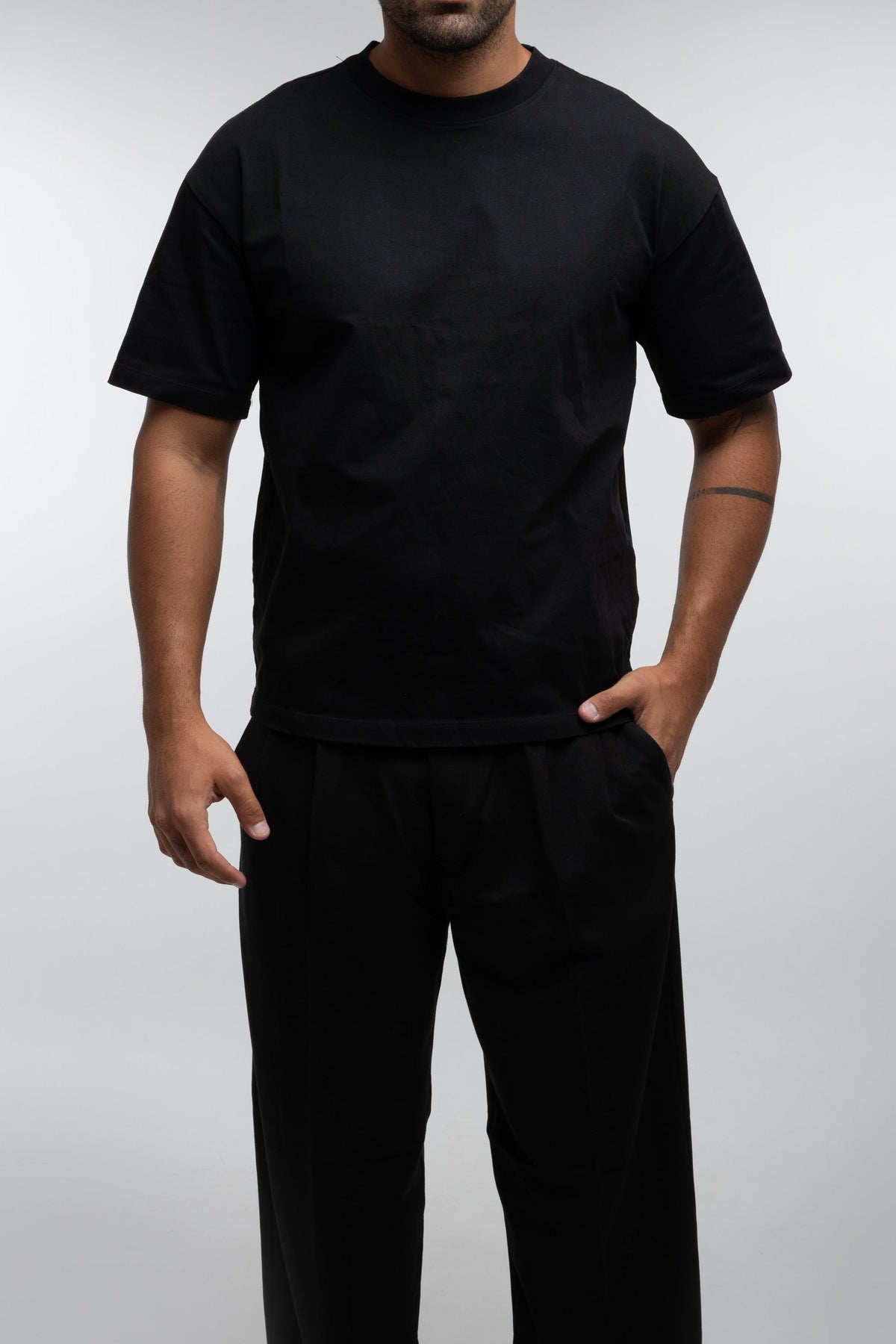 BASIC BLACK T-SHIRT