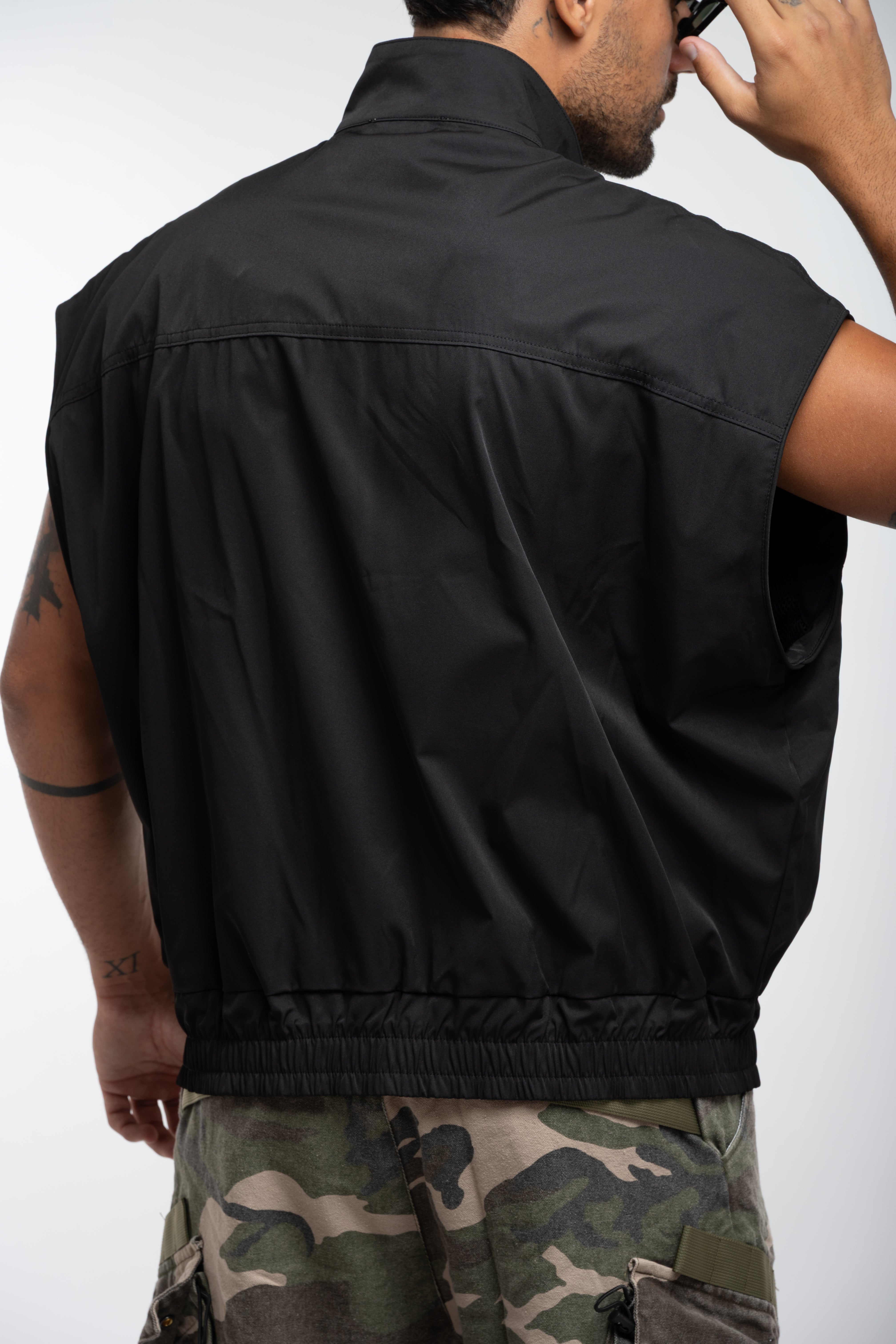 DISTRICT SLEEVELESS JACKET