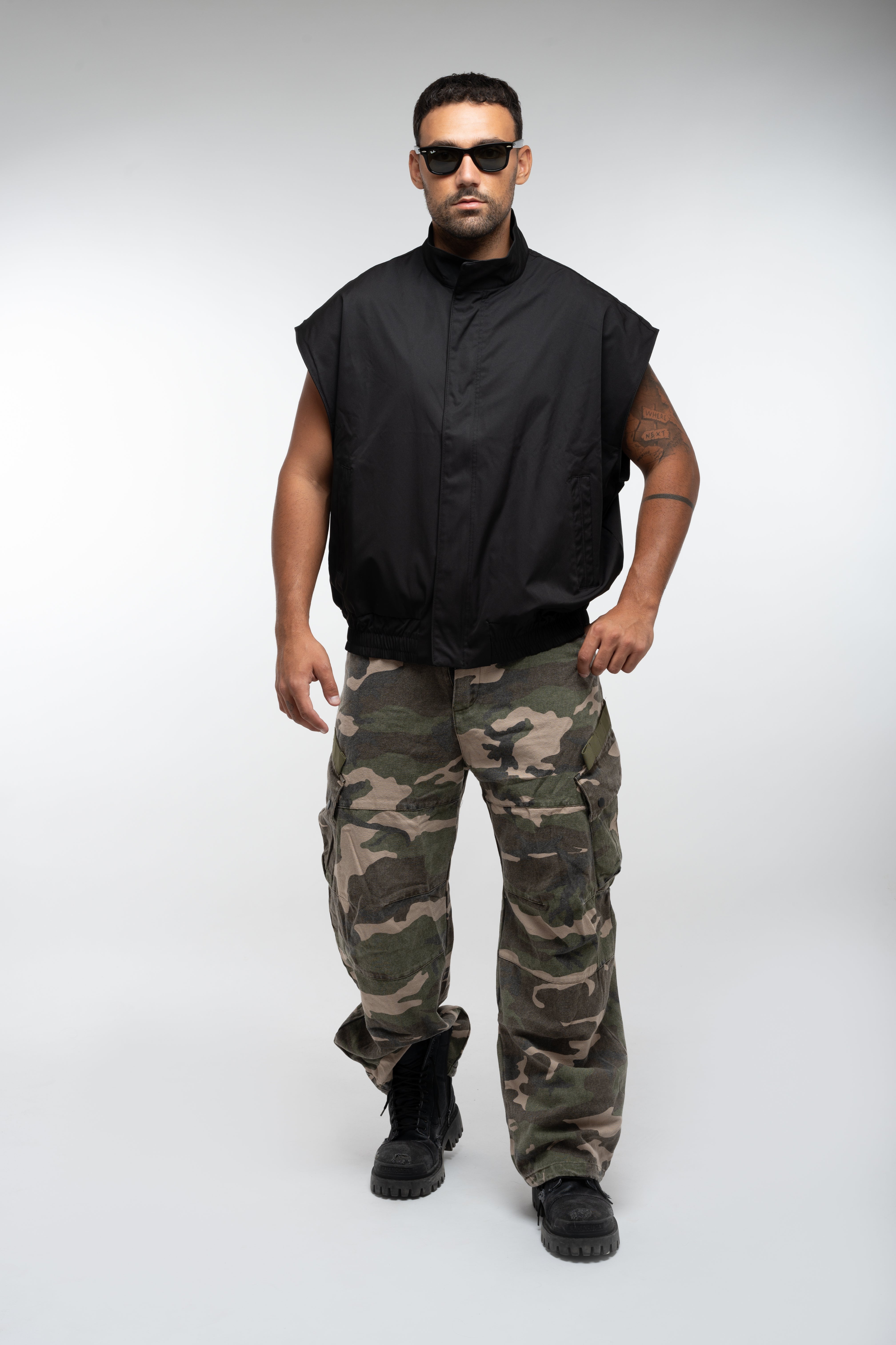 DISTRICT SLEEVELESS JACKET